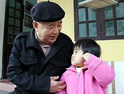 Đại tá Hoàng Đăng Vinh sinh năm 1935, trong một gia đình có cả thảy 7 anh chị em, ở xã Tiên Tiến, huyện Phù Cừ, tỉnh Hưng Yên.